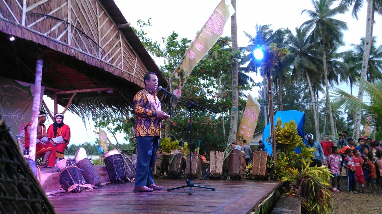 Wakil Bupati Mentawai, Kortanius Sabeleake saat membuka salah satu acara festival budaya Mentawai di Tuapejat